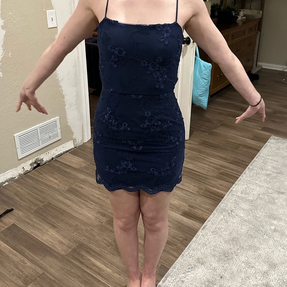 Navy blue, with flower lace. Perfect for a wedding, hoco and winter formal. - Picture 3 of 4